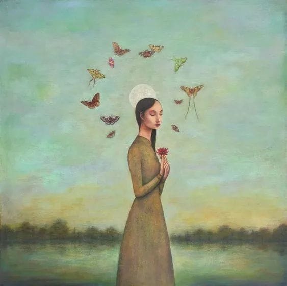 divka s kvetinou a motyli